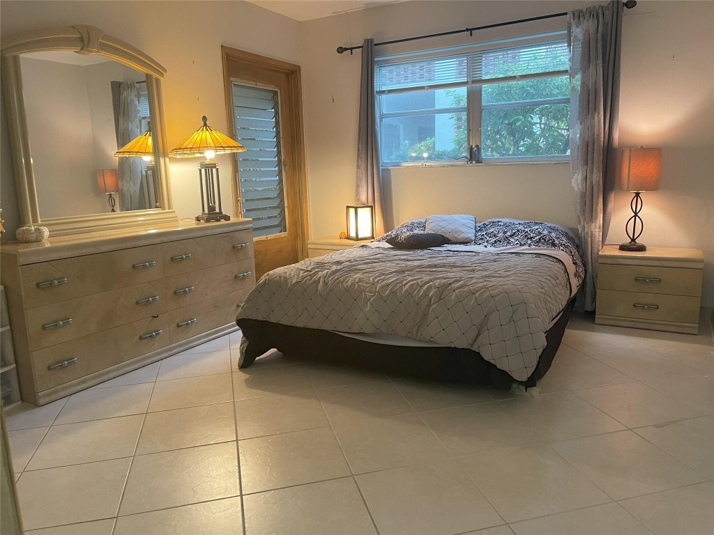 2050 NE 39th St Unit: 113N