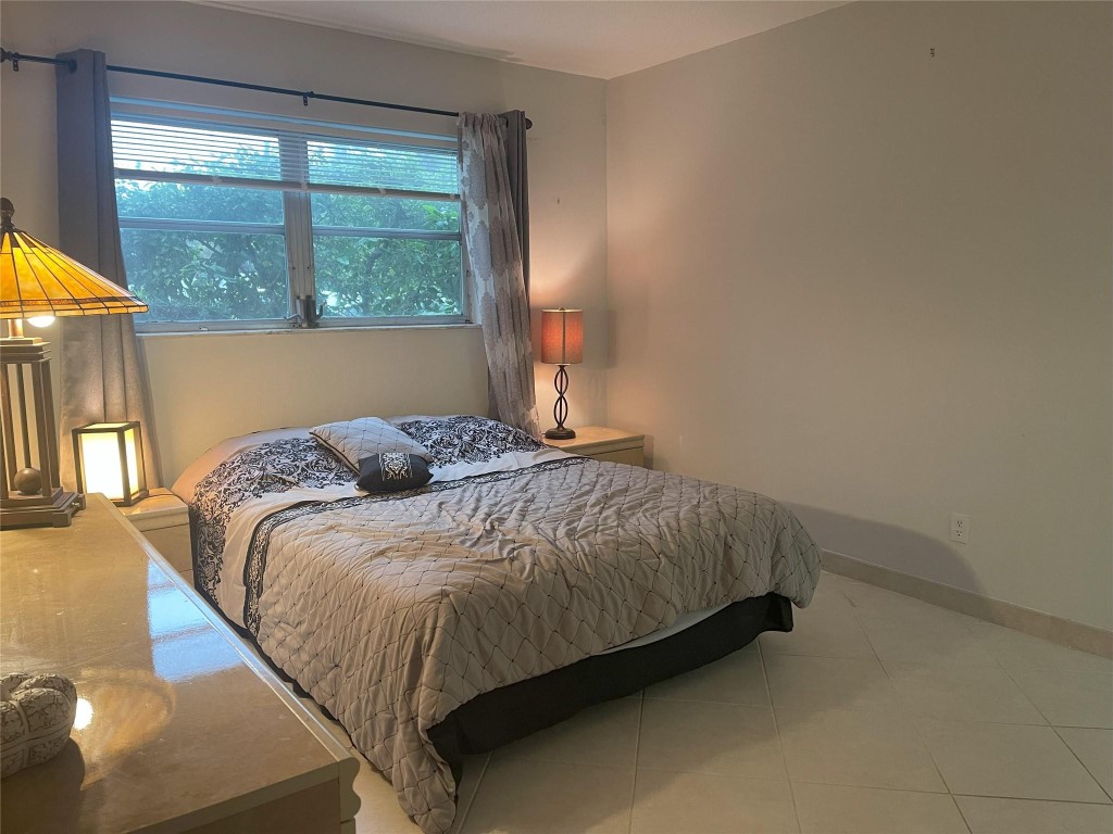 2050 NE 39th St Unit: 113N