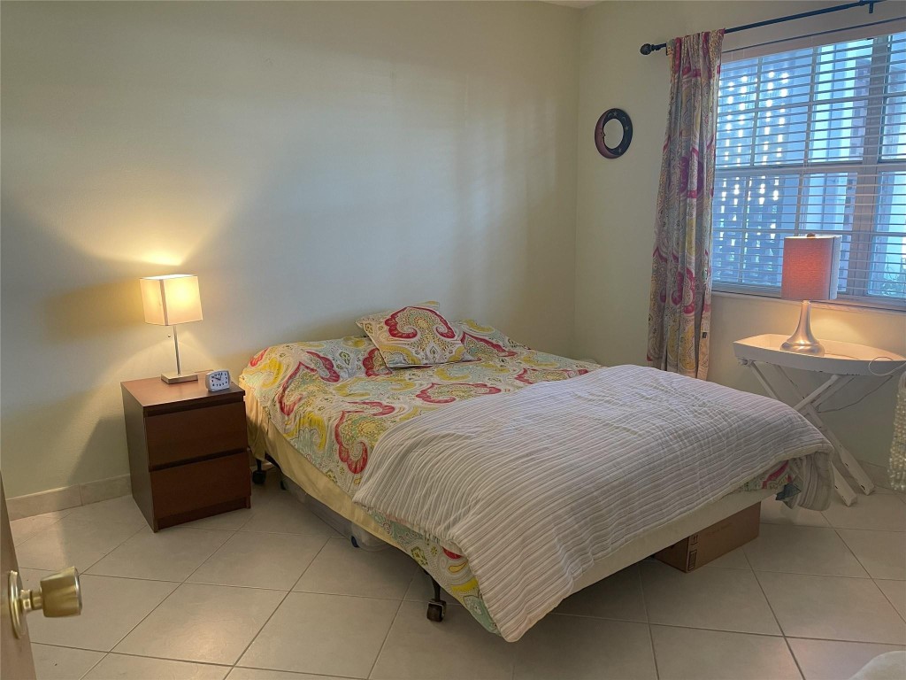 2050 NE 39th St Unit: 113N