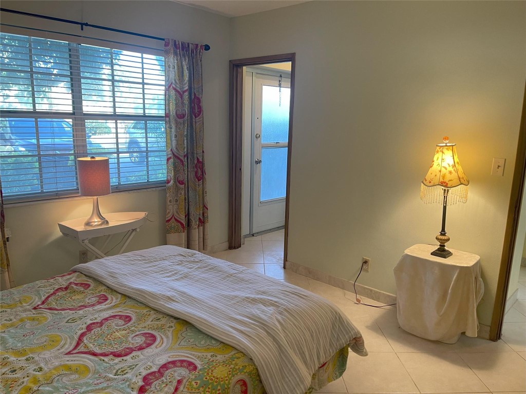 2050 NE 39th St Unit: 113N