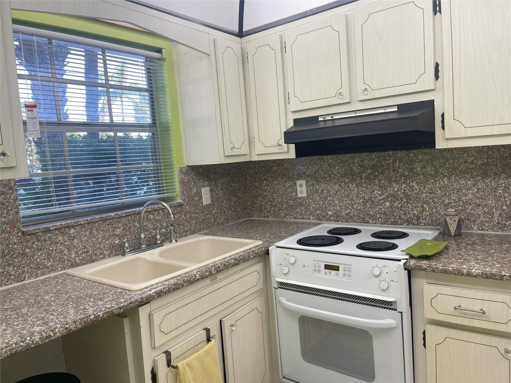 2050 NE 39th St Unit: 113N