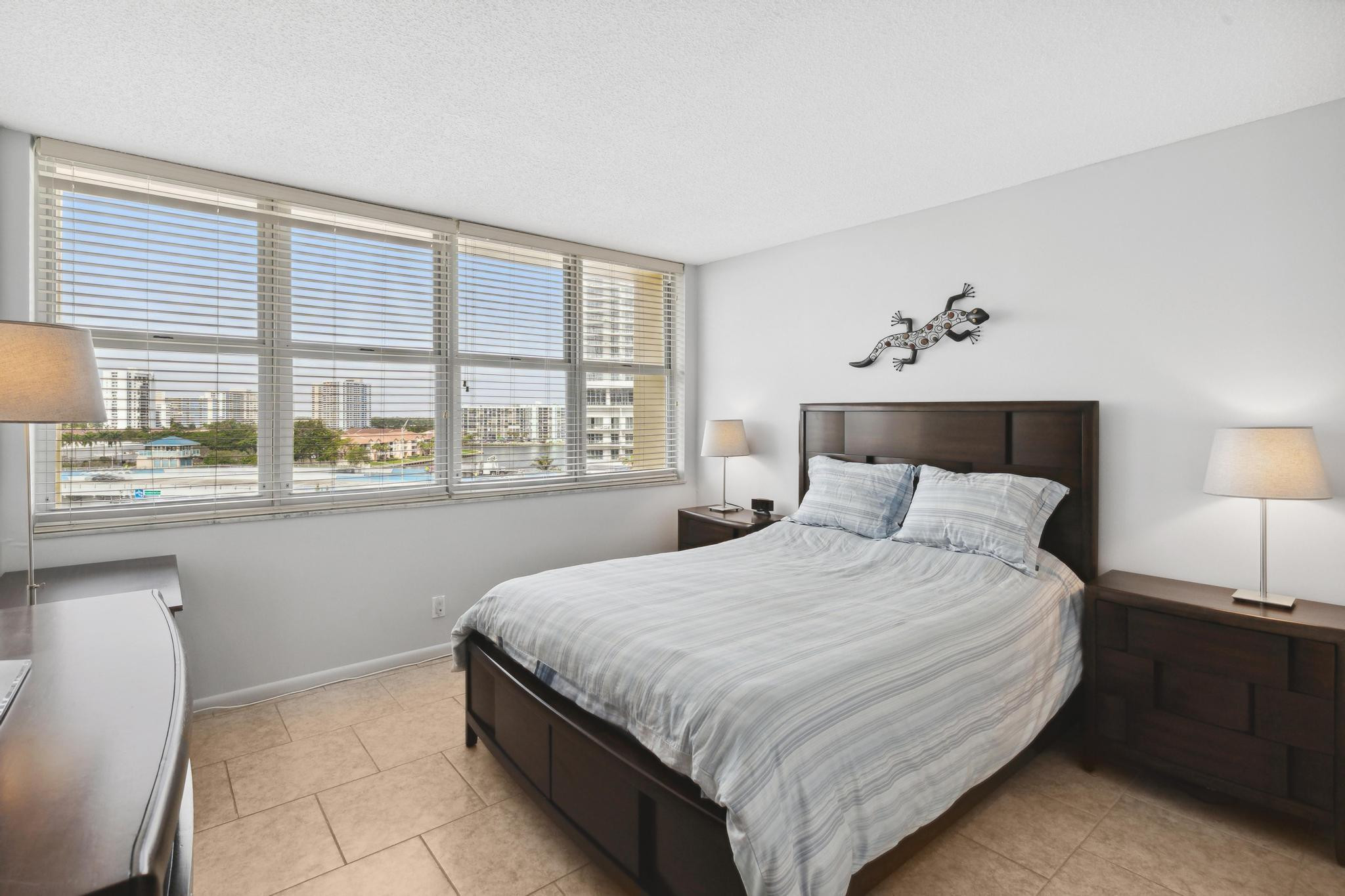 1817 S Ocean Dr Unit: 815