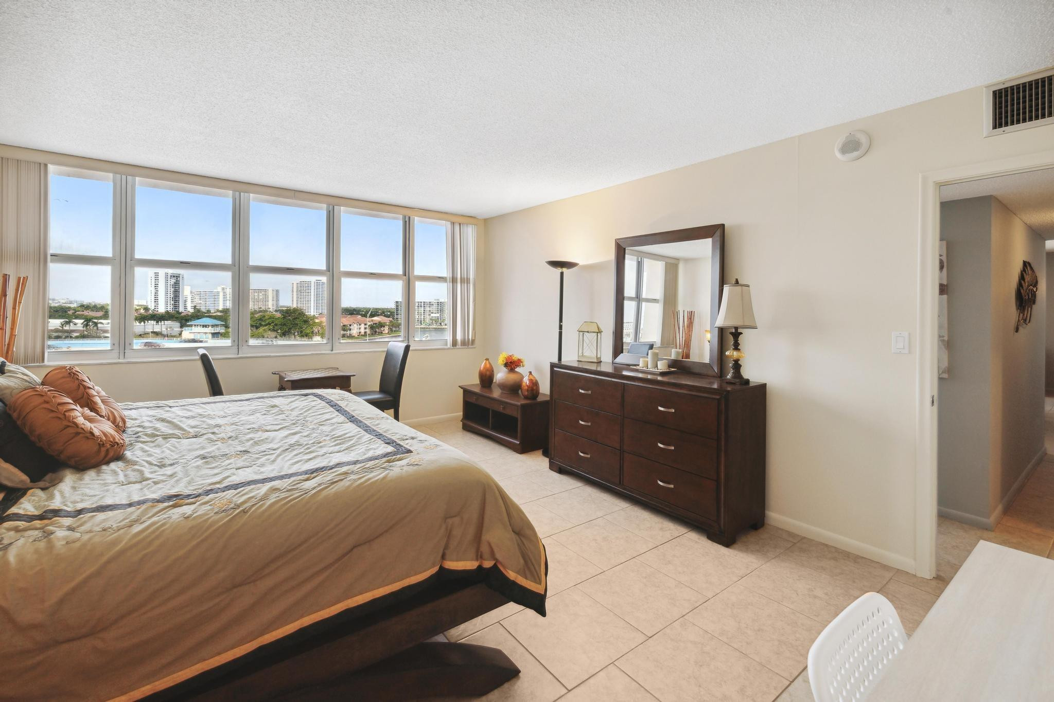 1817 S Ocean Dr Unit: 815