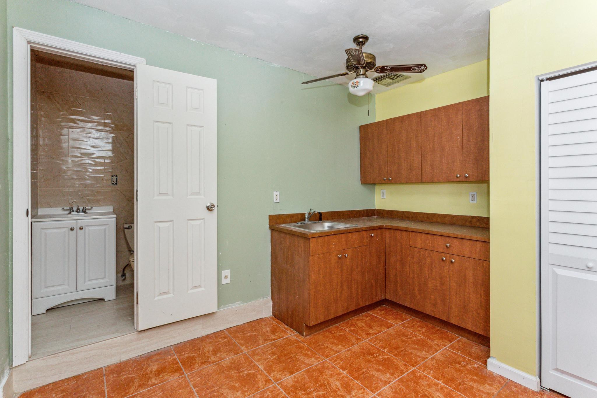 7440 NW 37th St