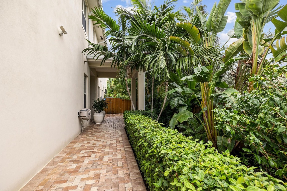 1033 NE 13th Ave 1033