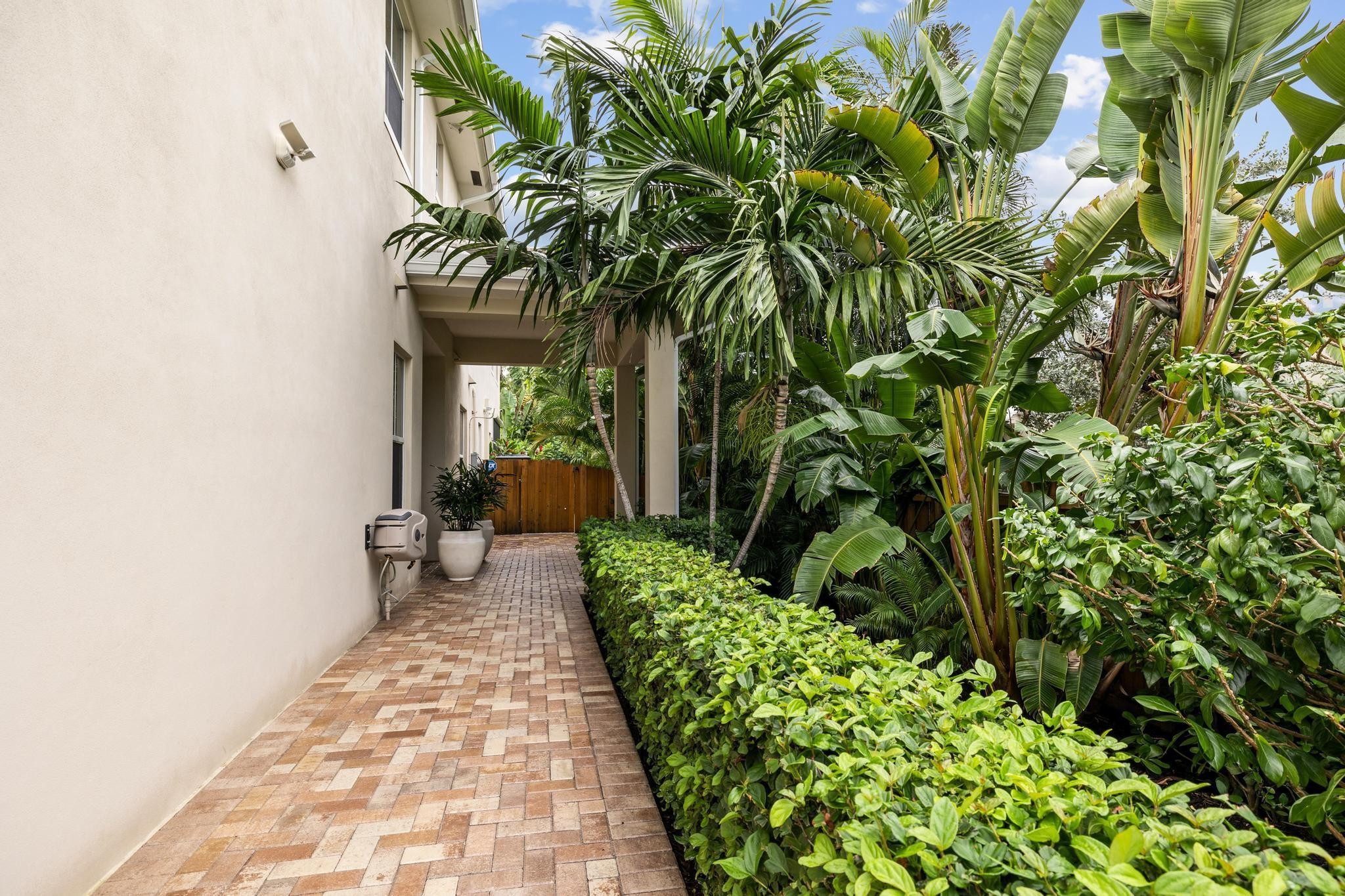 1033 NE 13th Ave 1033