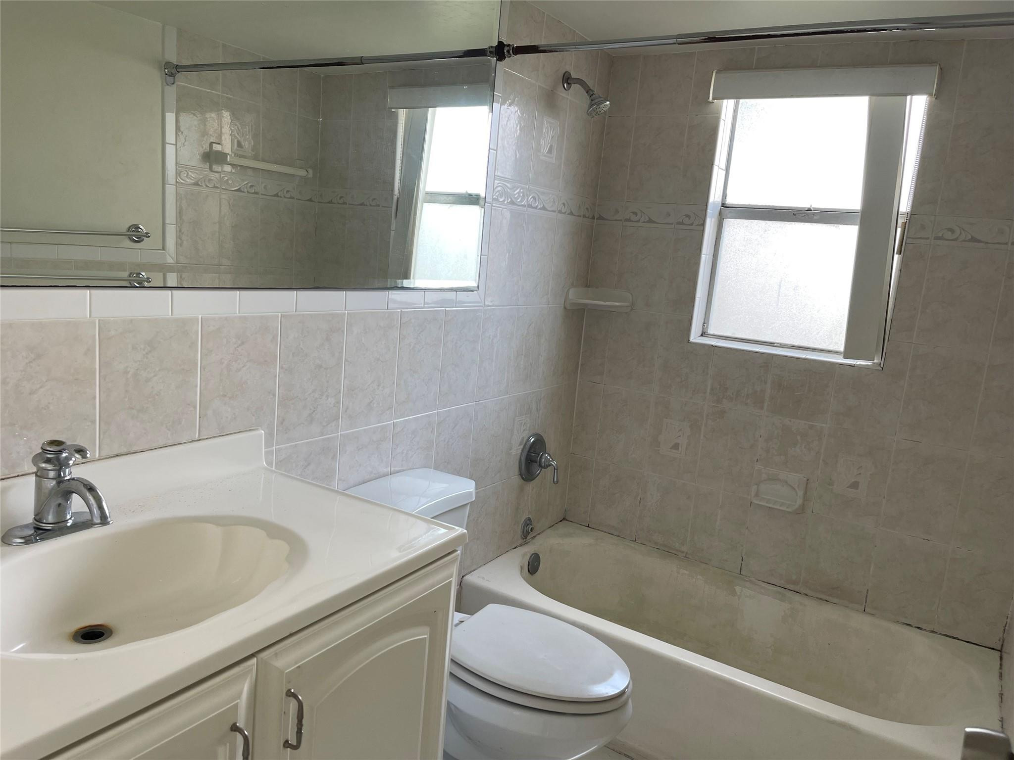 2850 Somerset Drive 116L, Lauderdale Lakes Unit: 116L