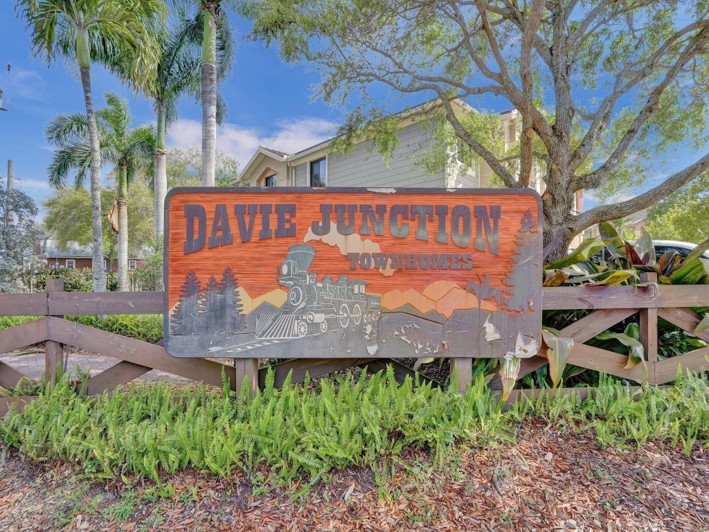 4764 E Station Square, Davie