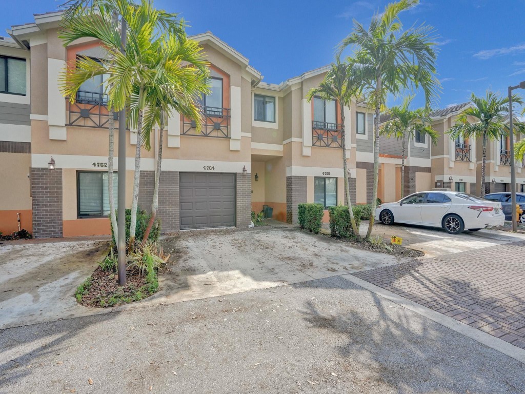 4764 E Station Square, Davie