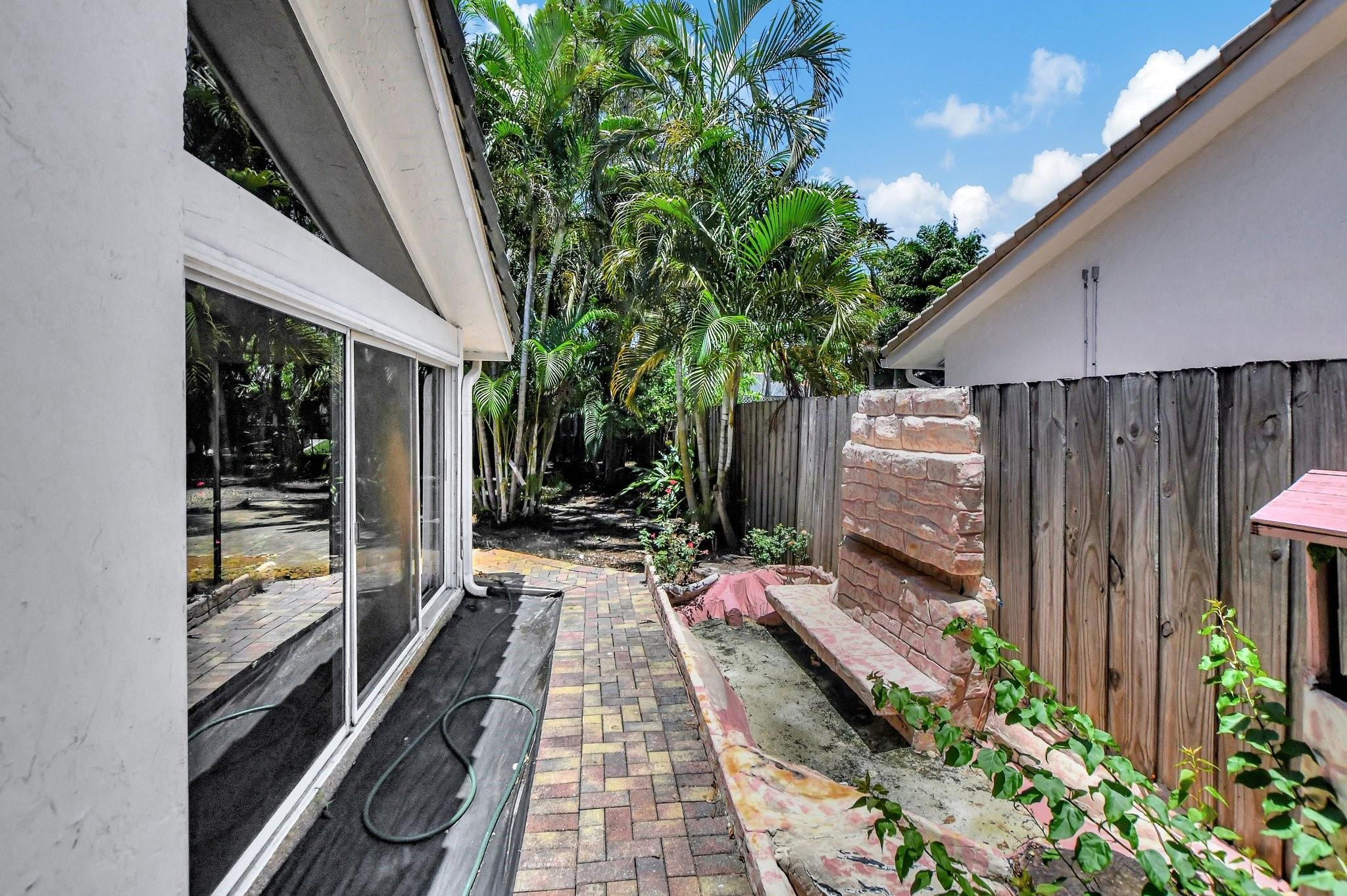 812 Foxpointe Cir