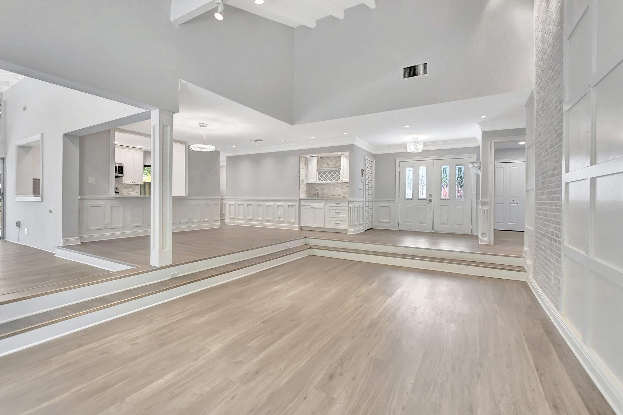 812 Foxpointe Cir