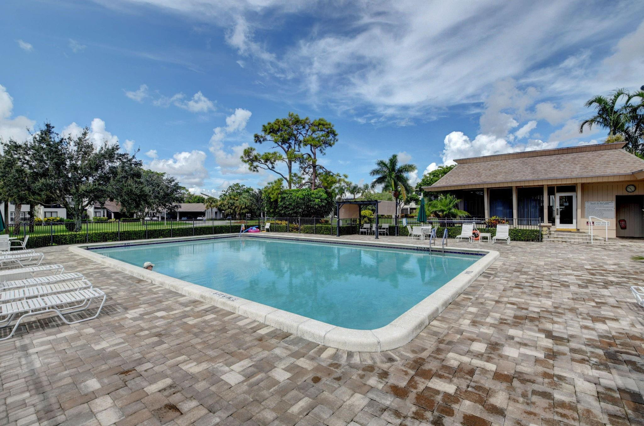 812 Foxpointe Cir