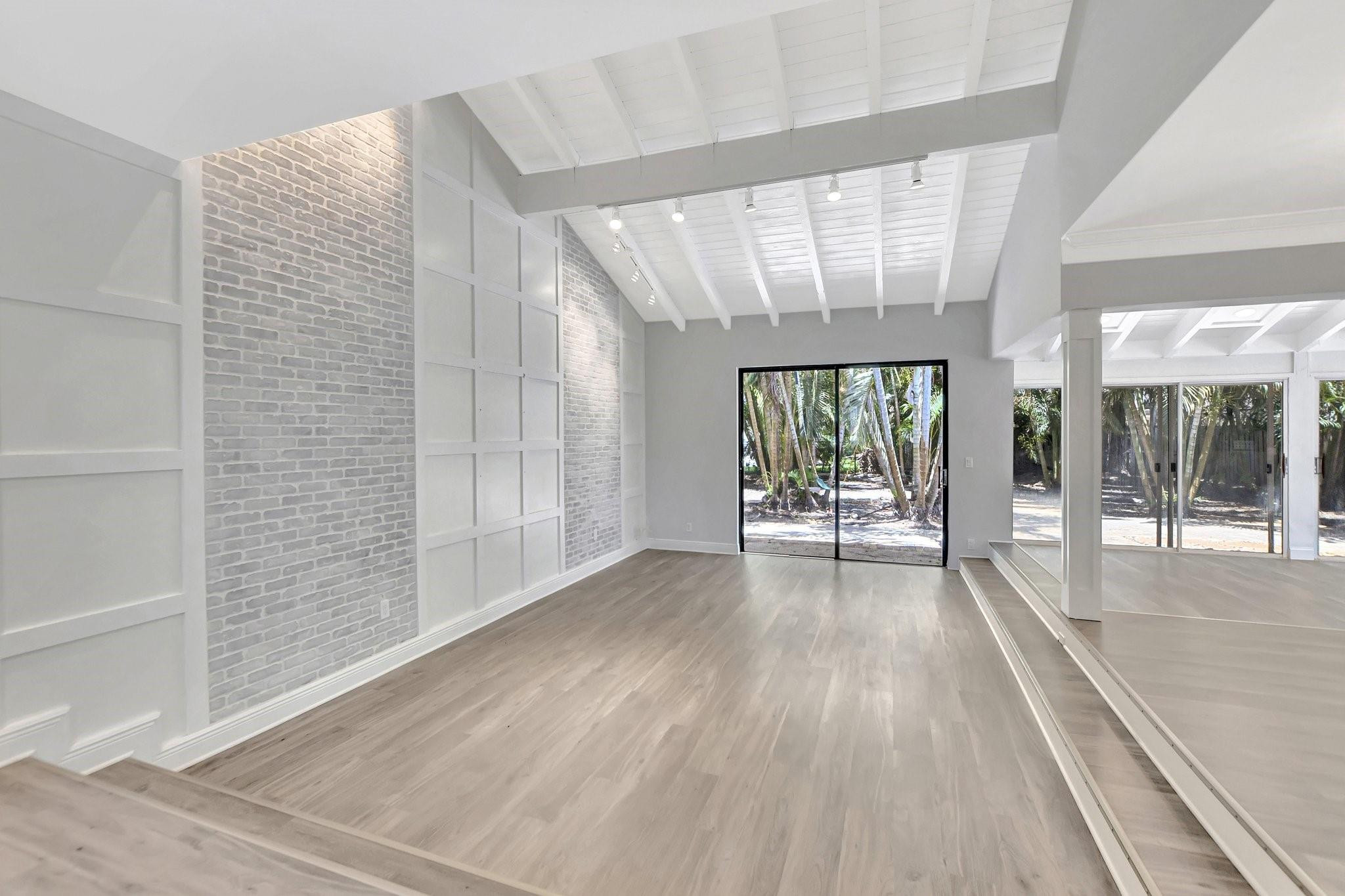 812 Foxpointe Cir