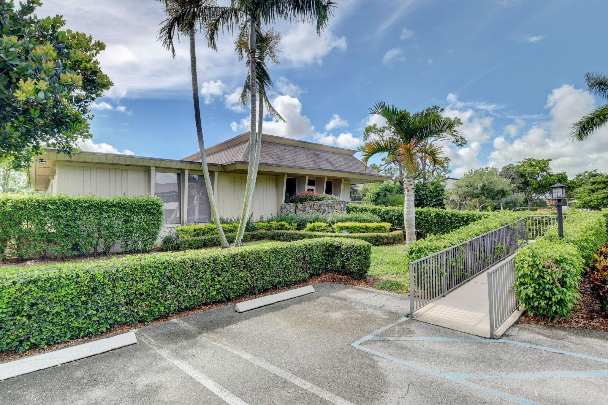 812 Foxpointe Cir