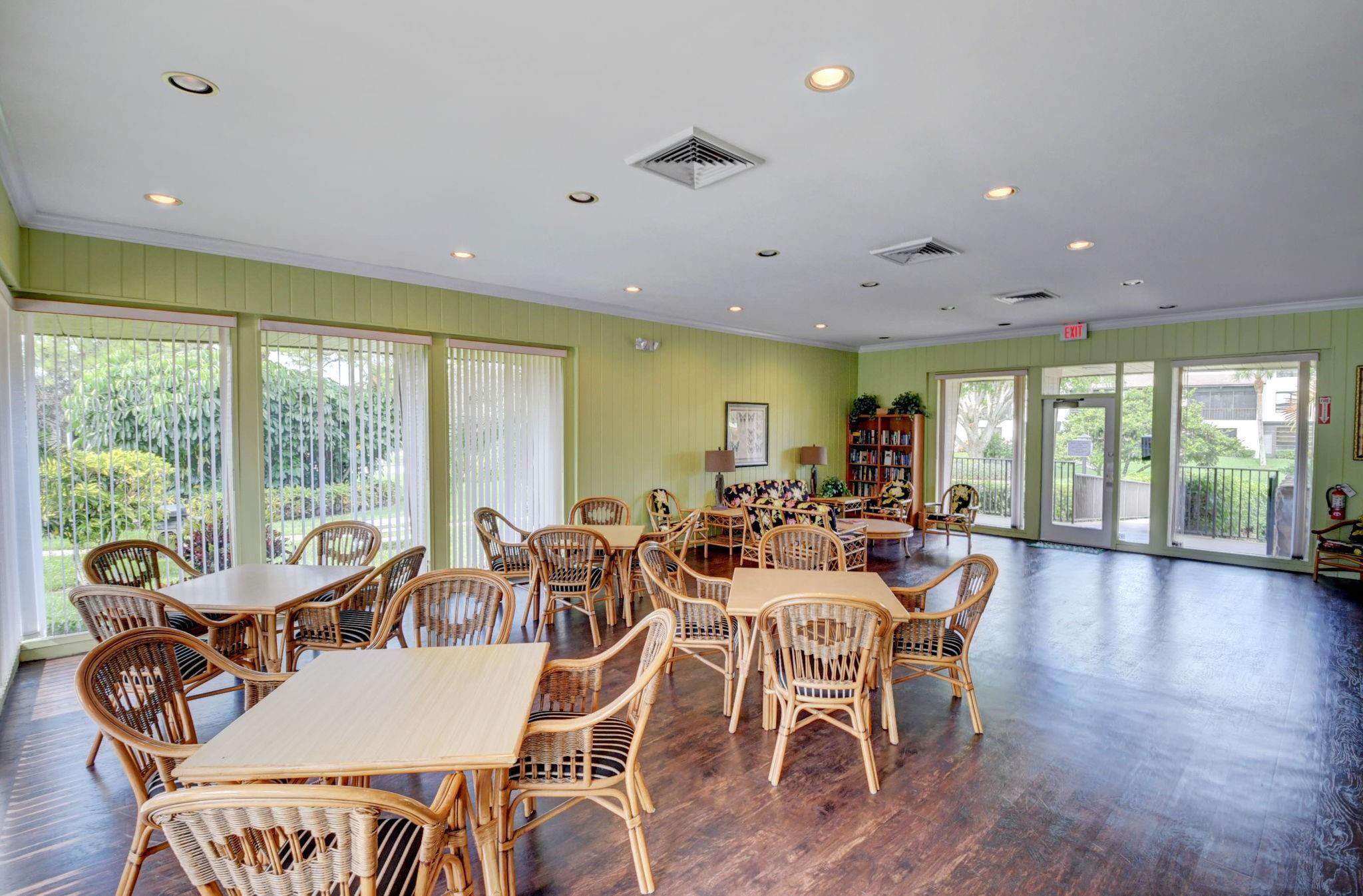 812 Foxpointe Cir