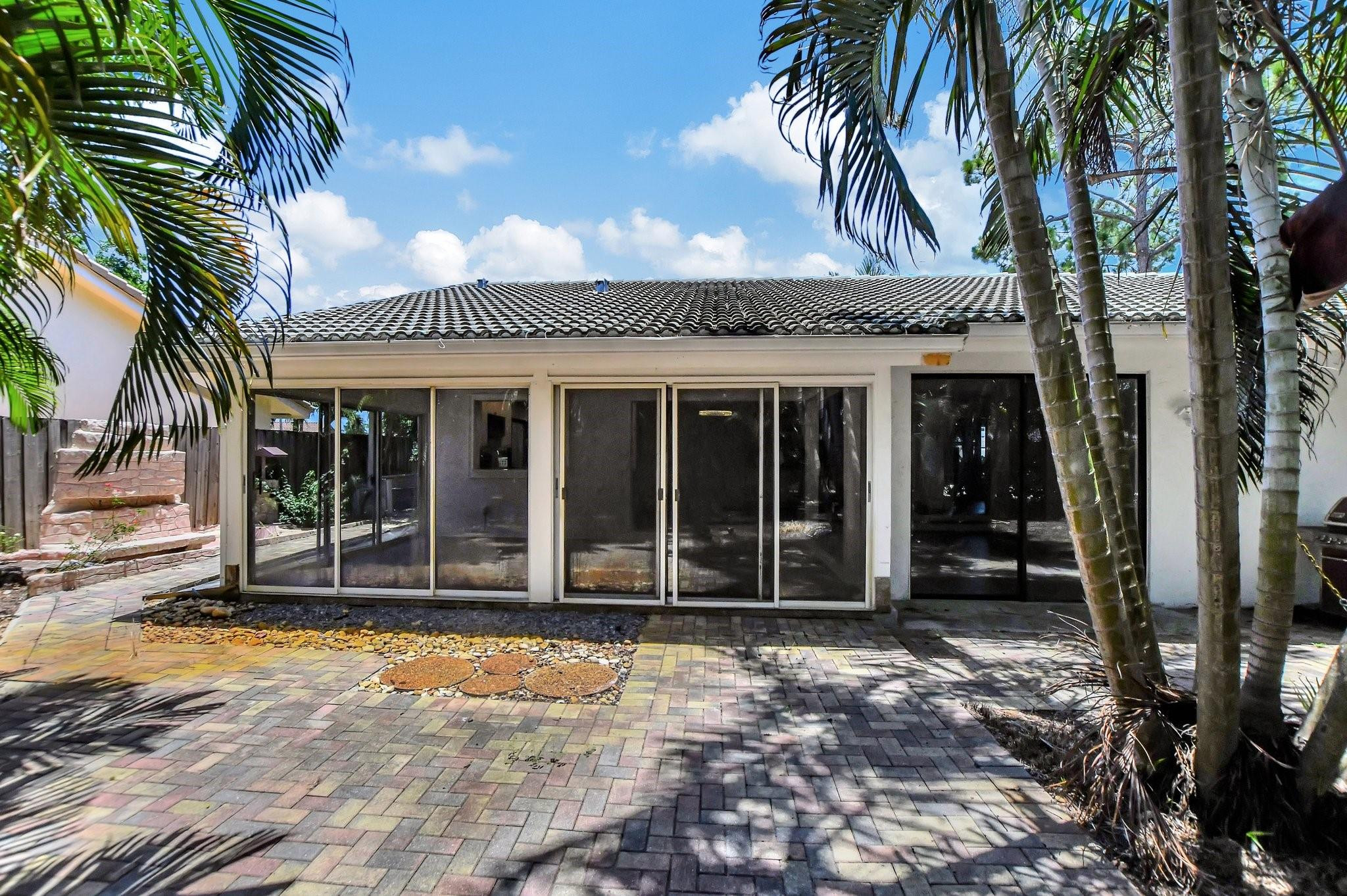 812 Foxpointe Cir