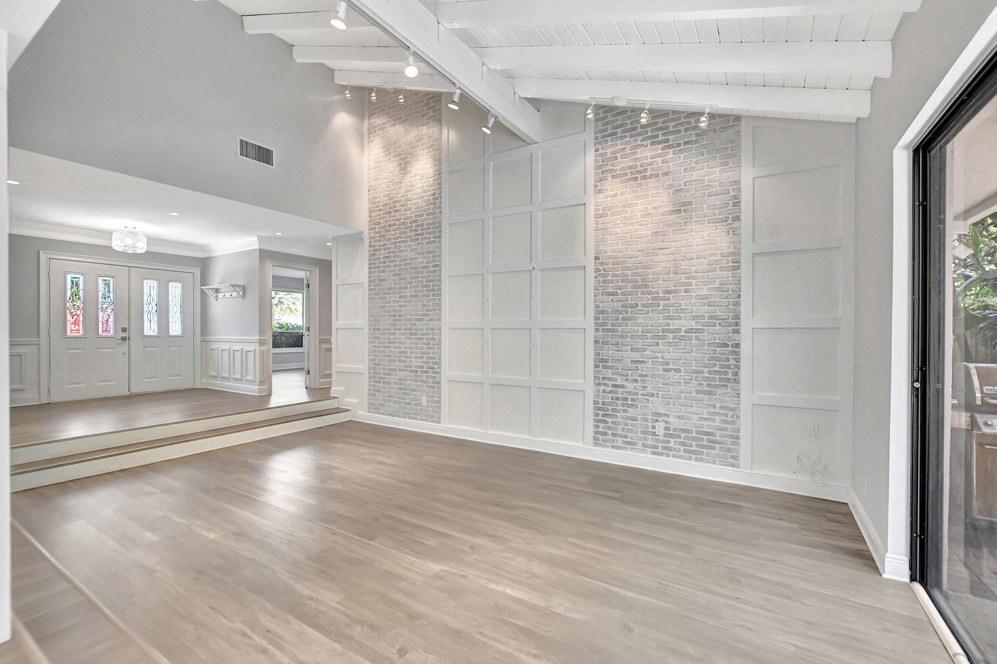812 Foxpointe Cir