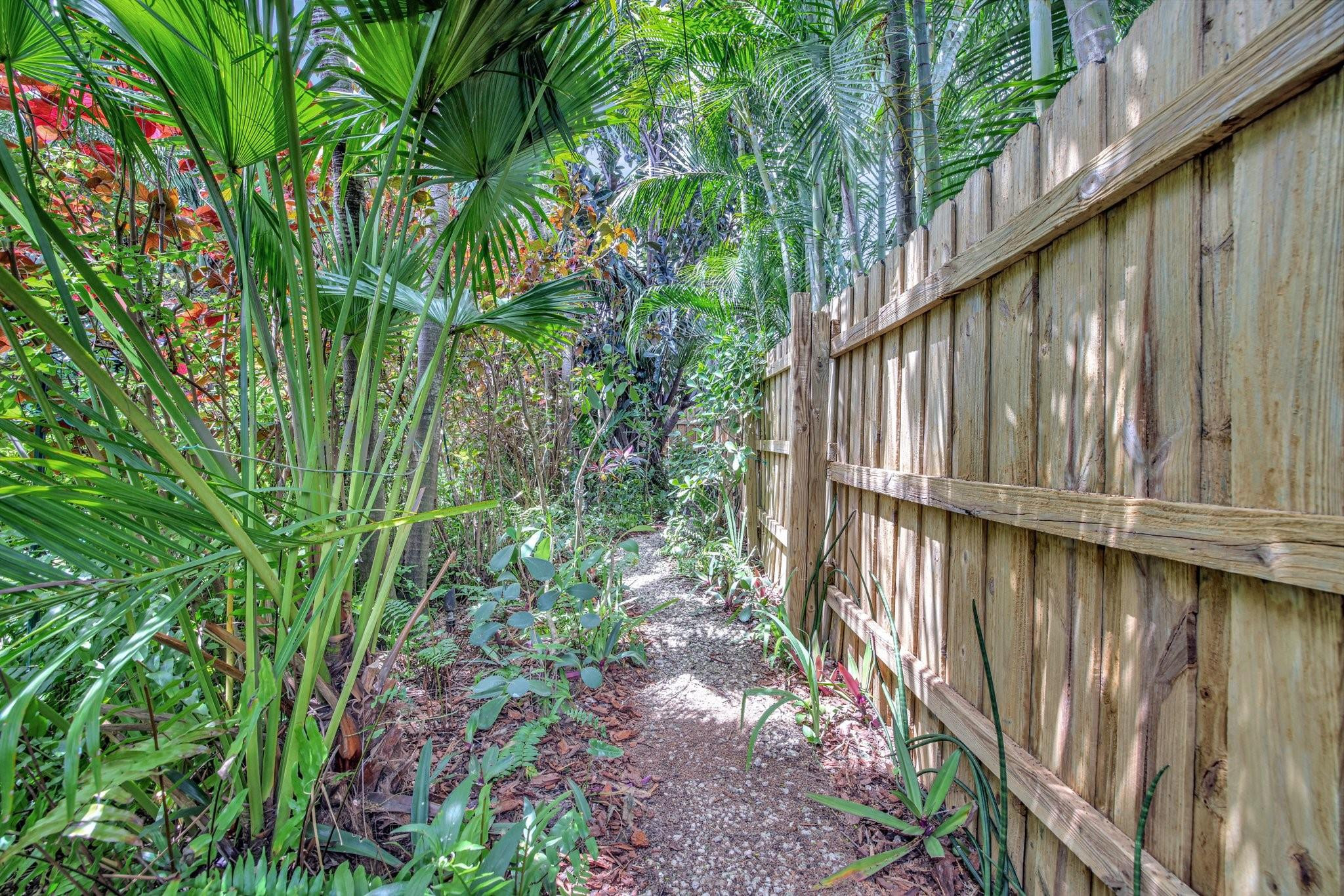 633 NW 28th Ct
