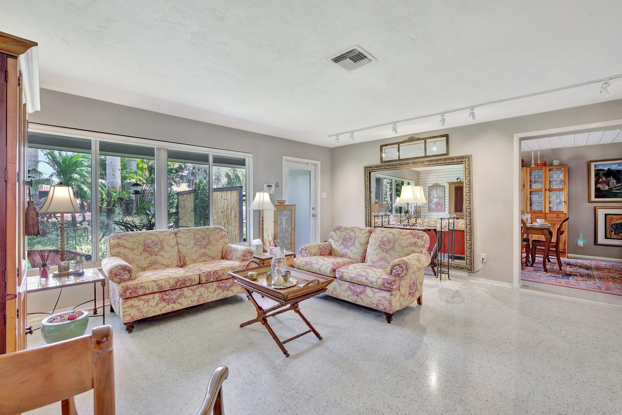 633 NW 28th Ct