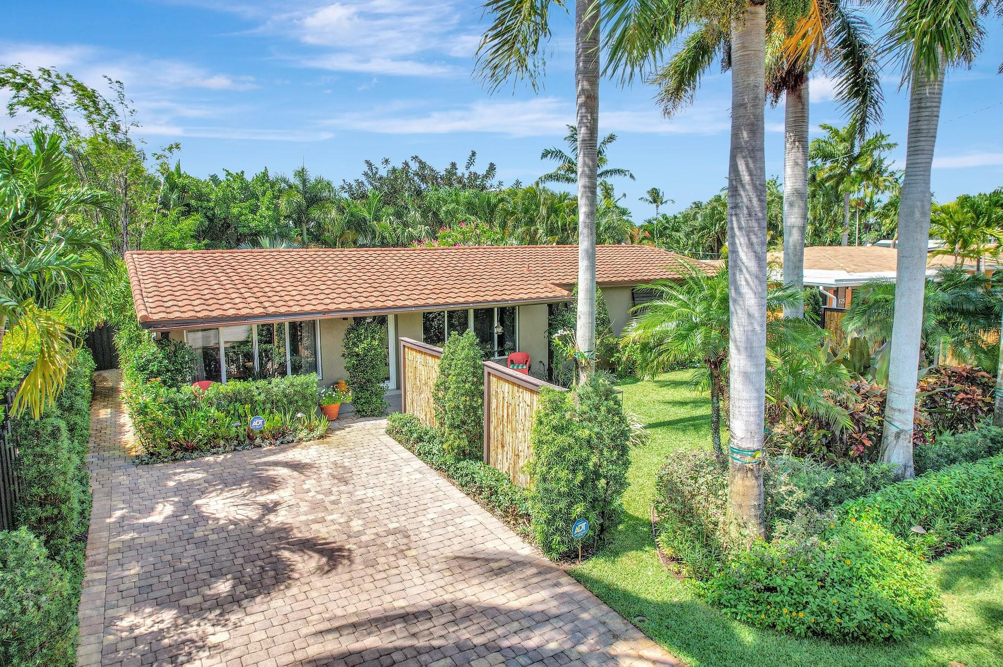 633 NW 28th Ct
