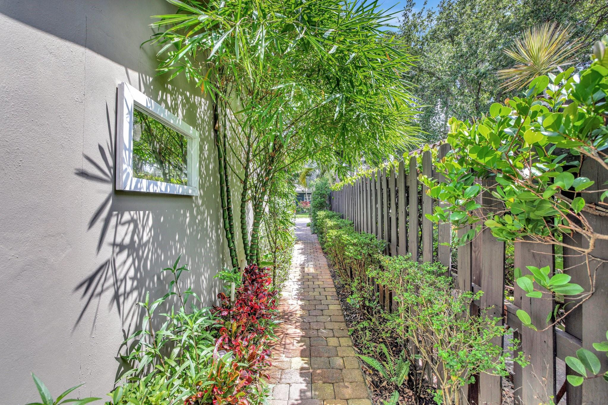 633 NW 28th Ct