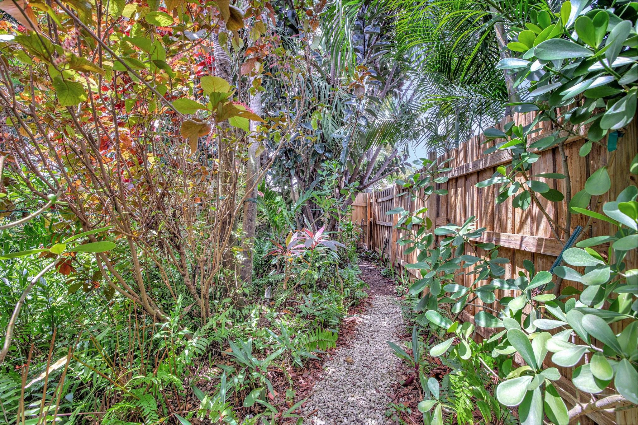 633 NW 28th Ct