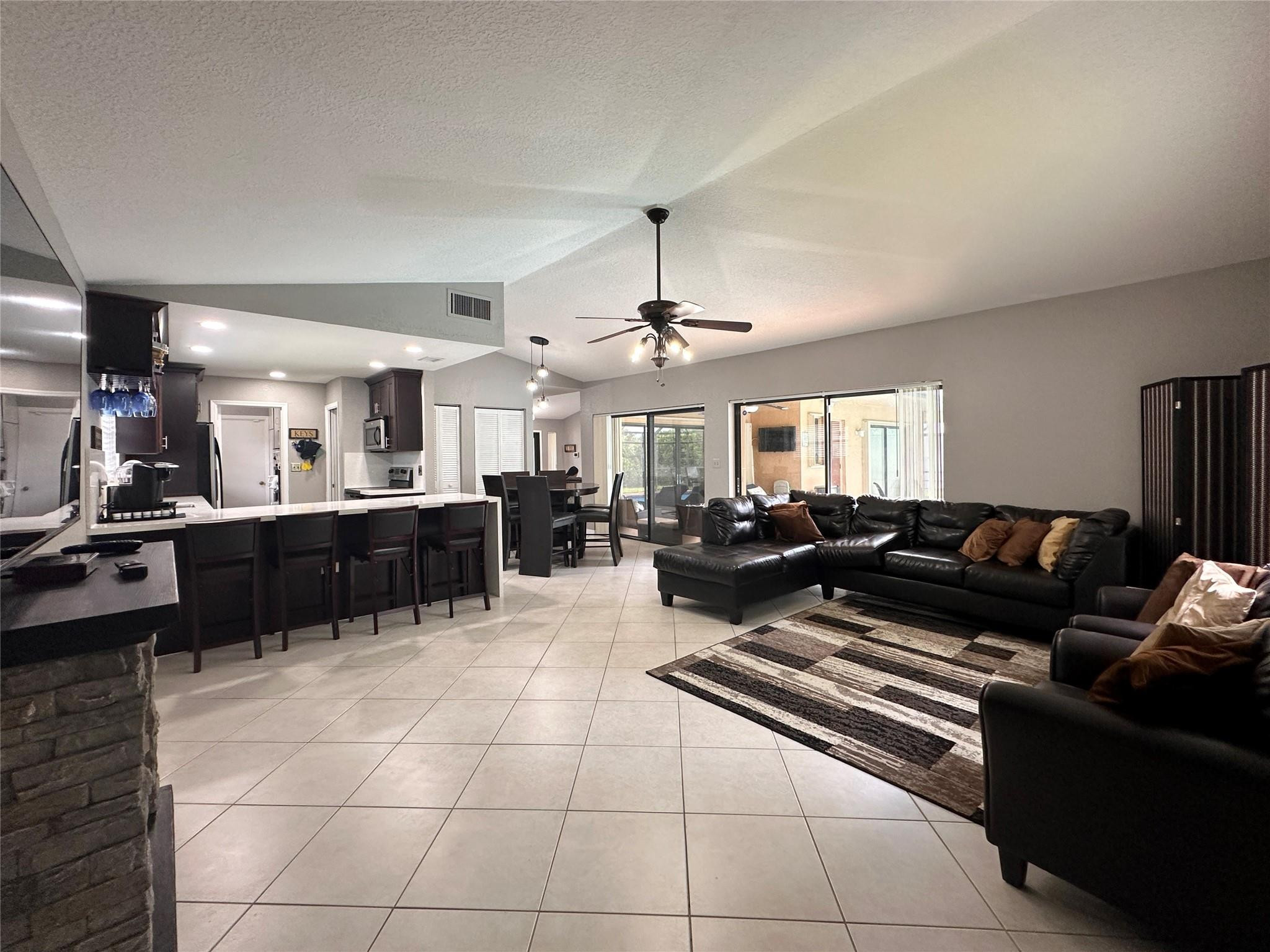 7106 NW 38th St