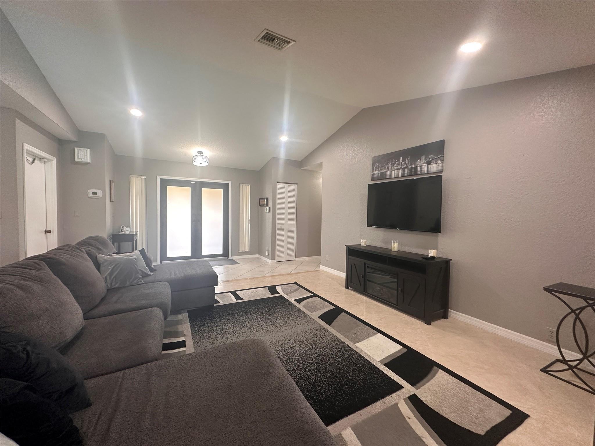 7106 NW 38th St