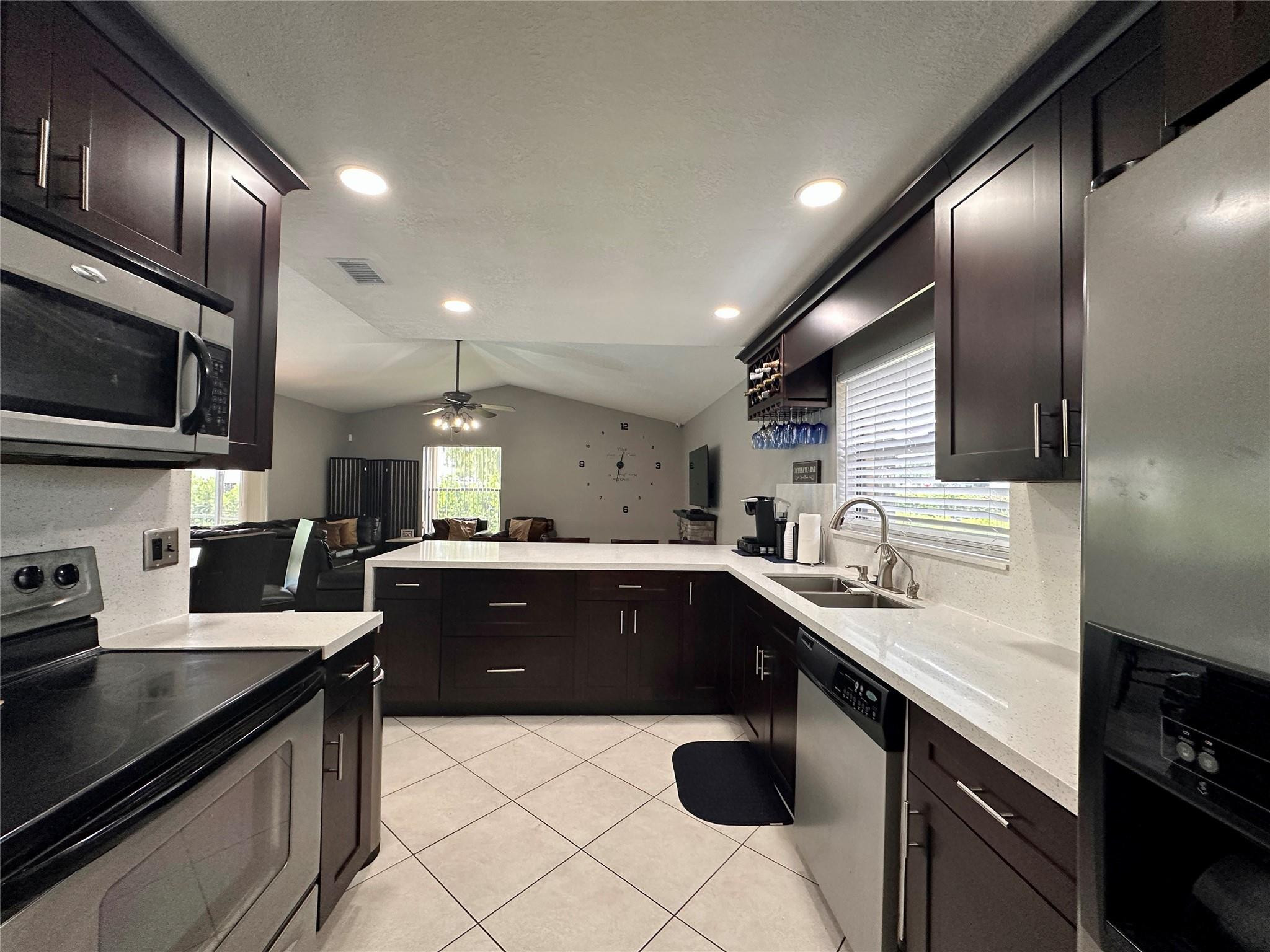 7106 NW 38th St