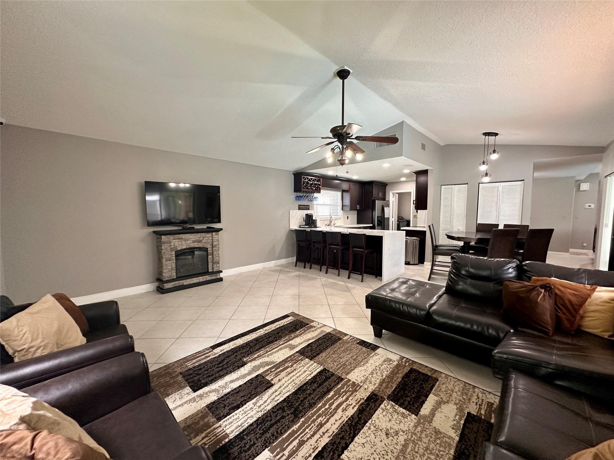 7106 NW 38th St