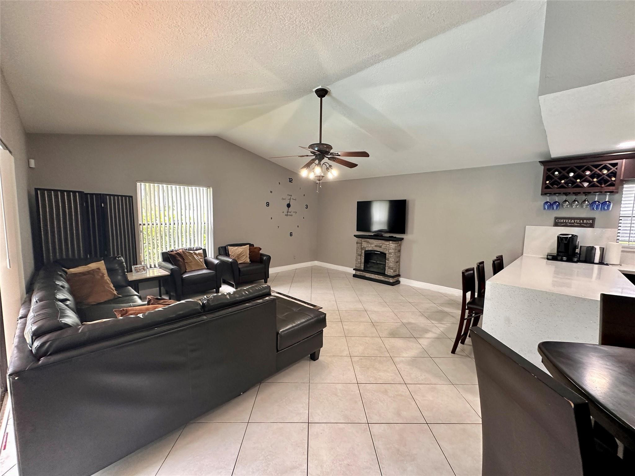 7106 NW 38th St