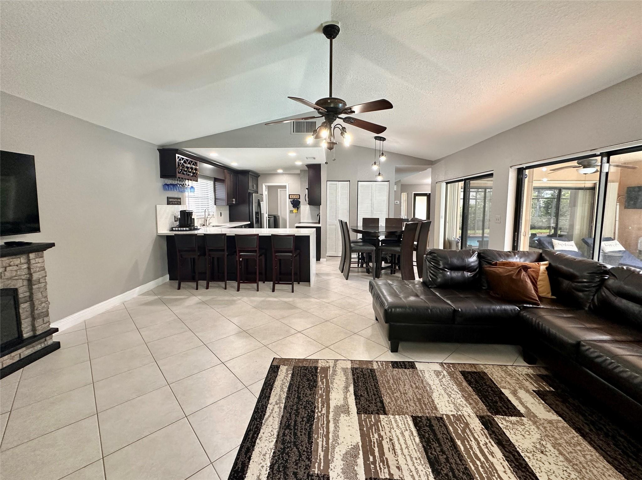 7106 NW 38th St