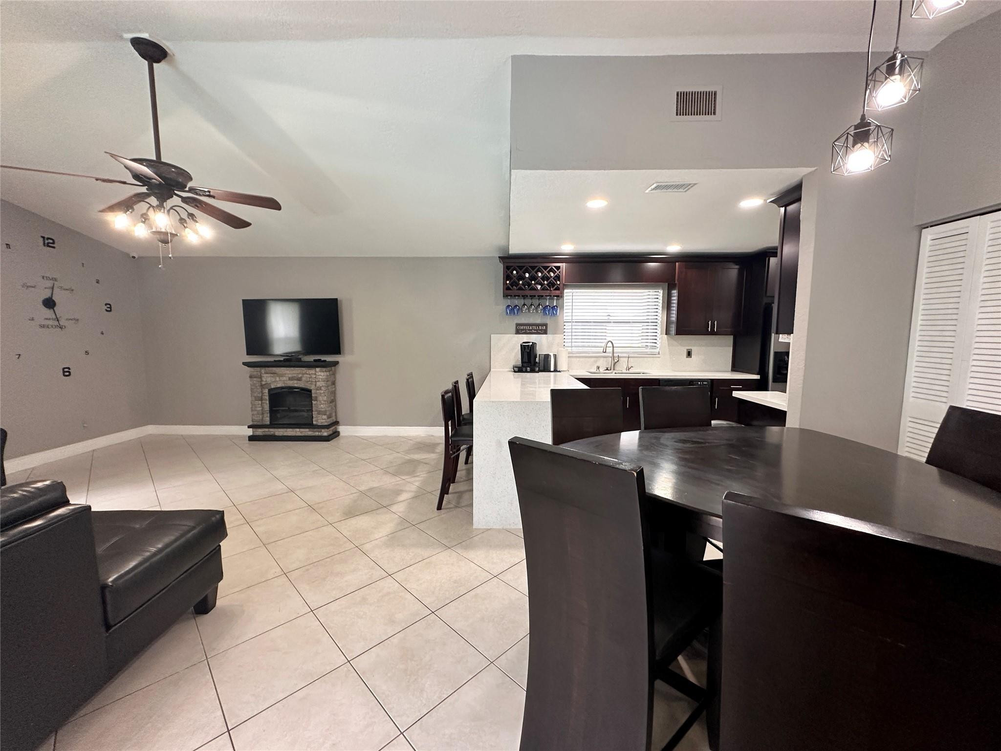 7106 NW 38th St