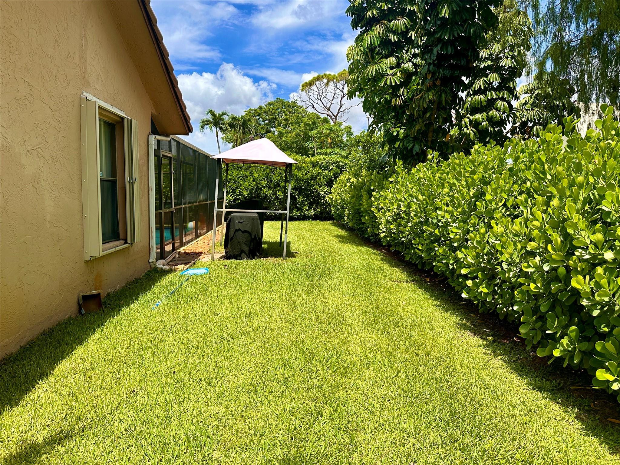 7106 NW 38th St