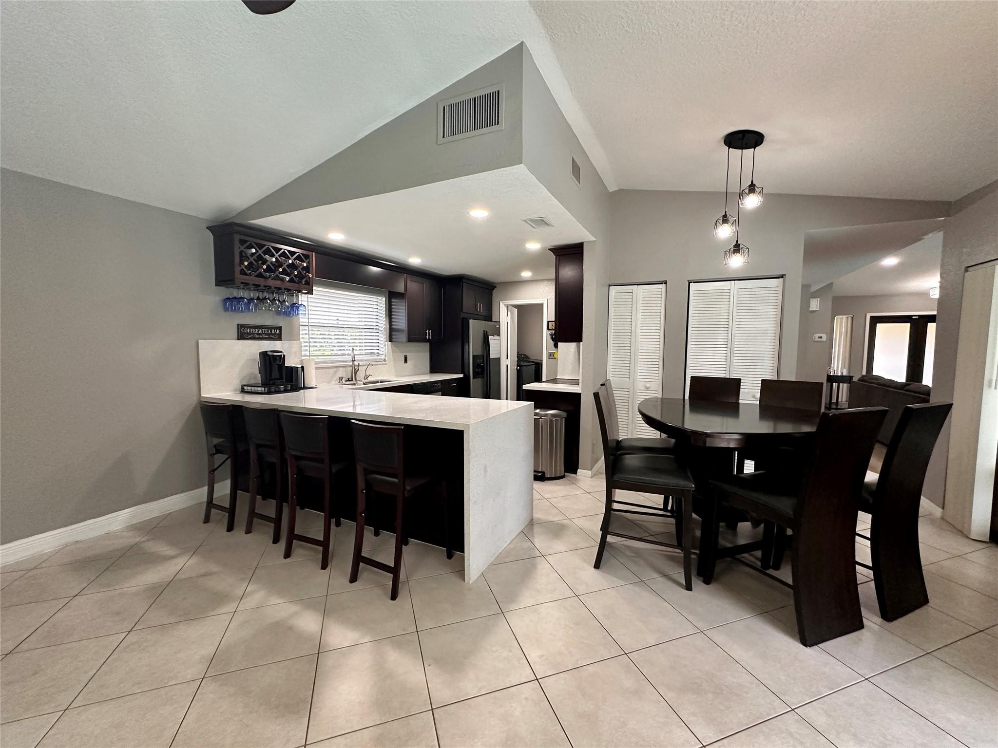 7106 NW 38th St