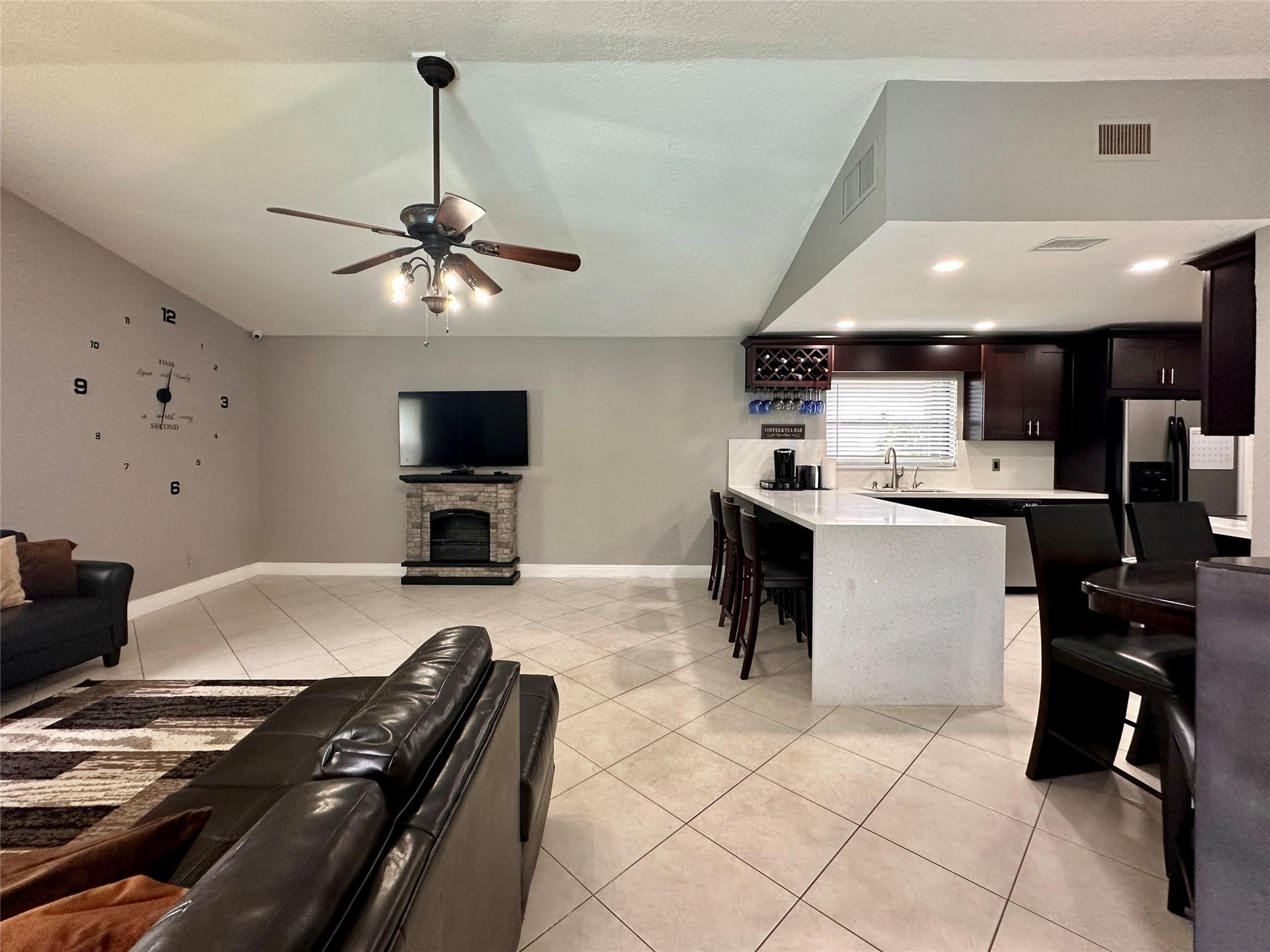 7106 NW 38th St