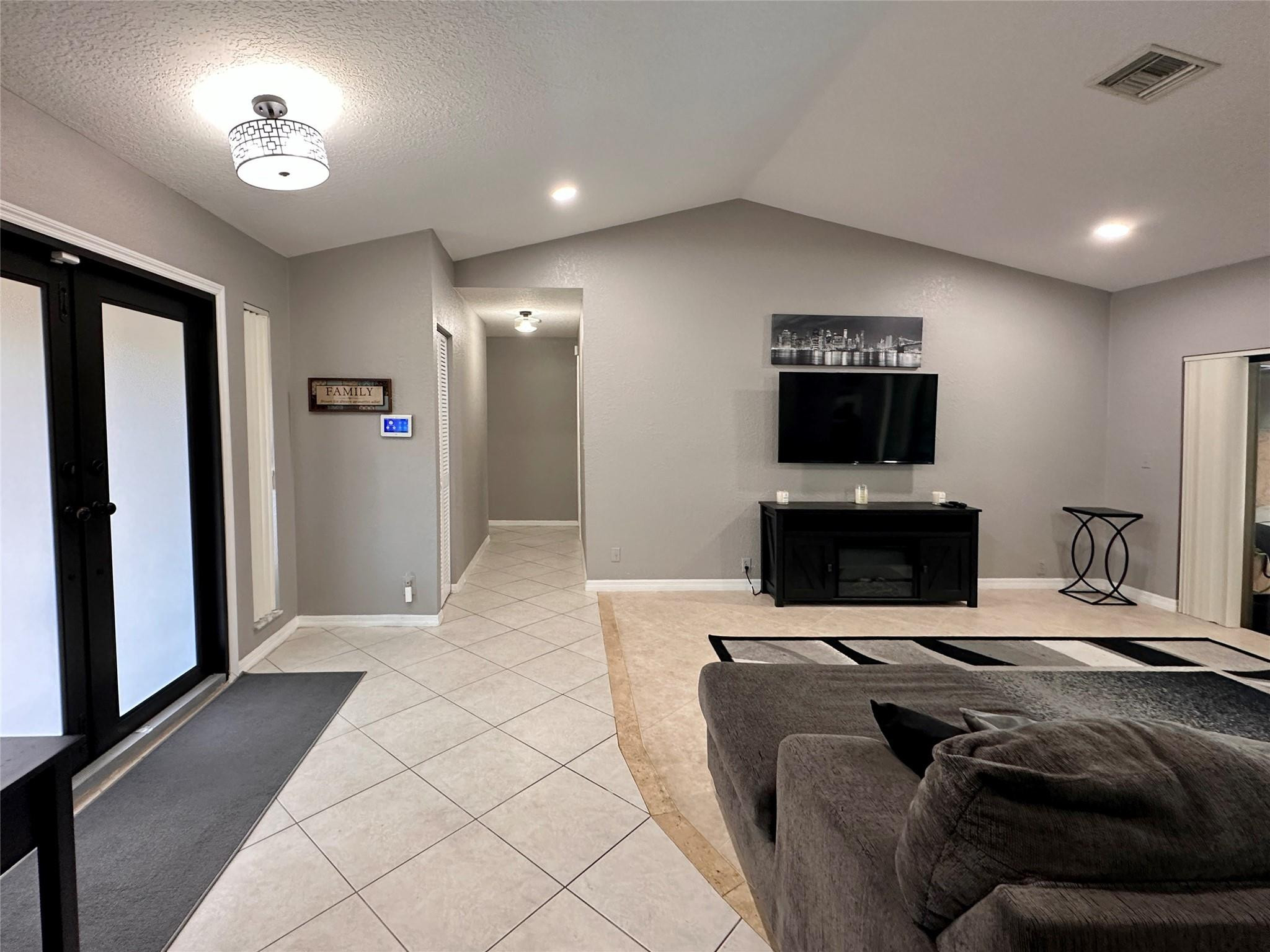 7106 NW 38th St