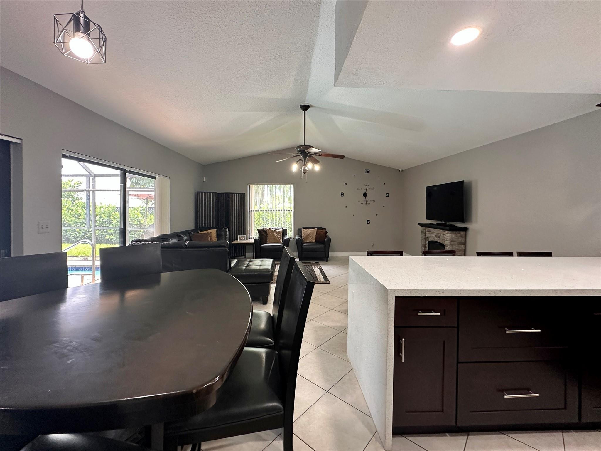 7106 NW 38th St