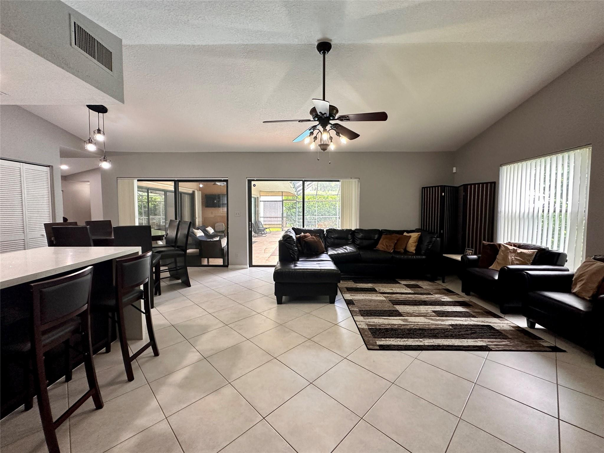 7106 NW 38th St
