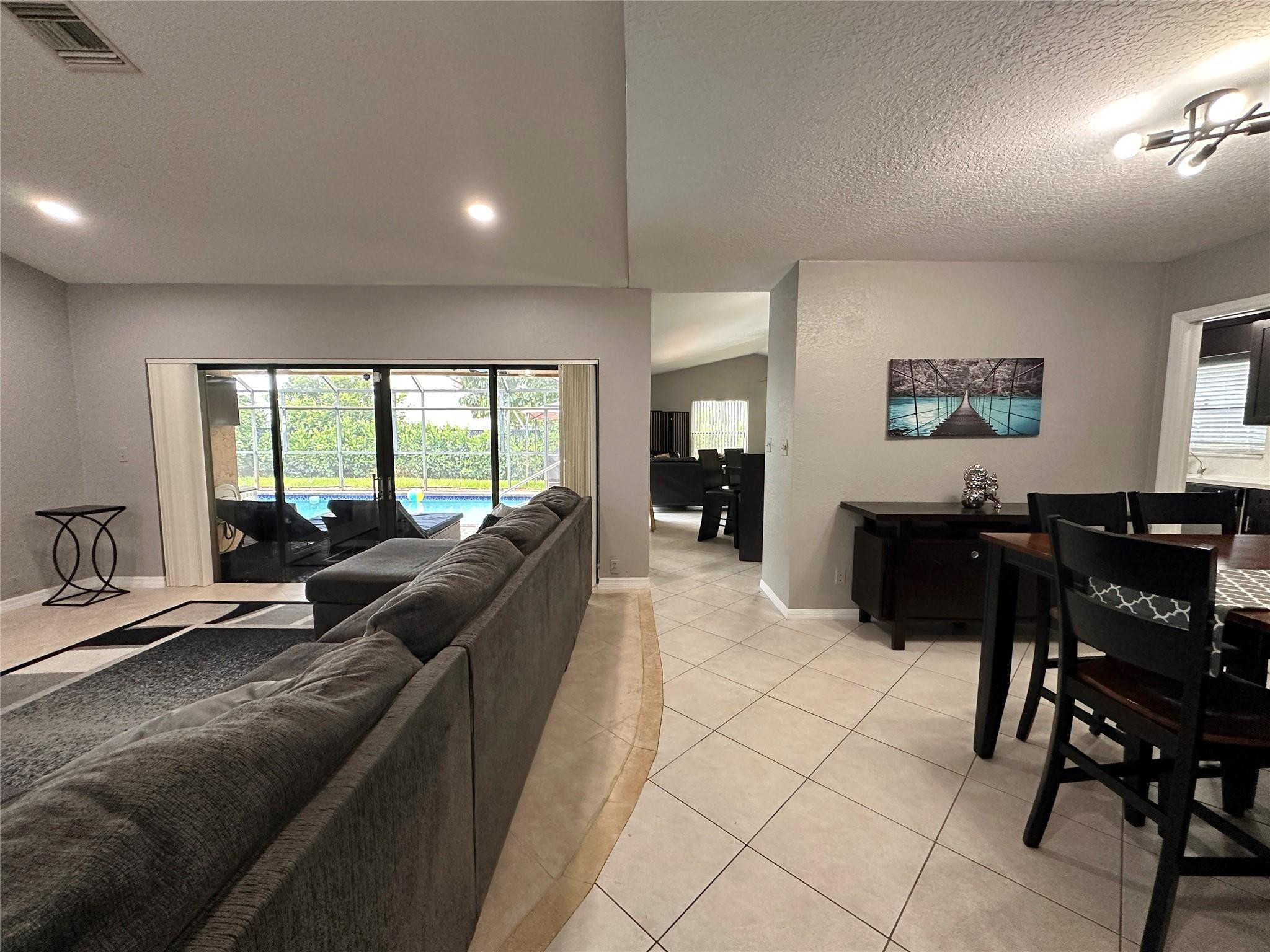 7106 NW 38th St