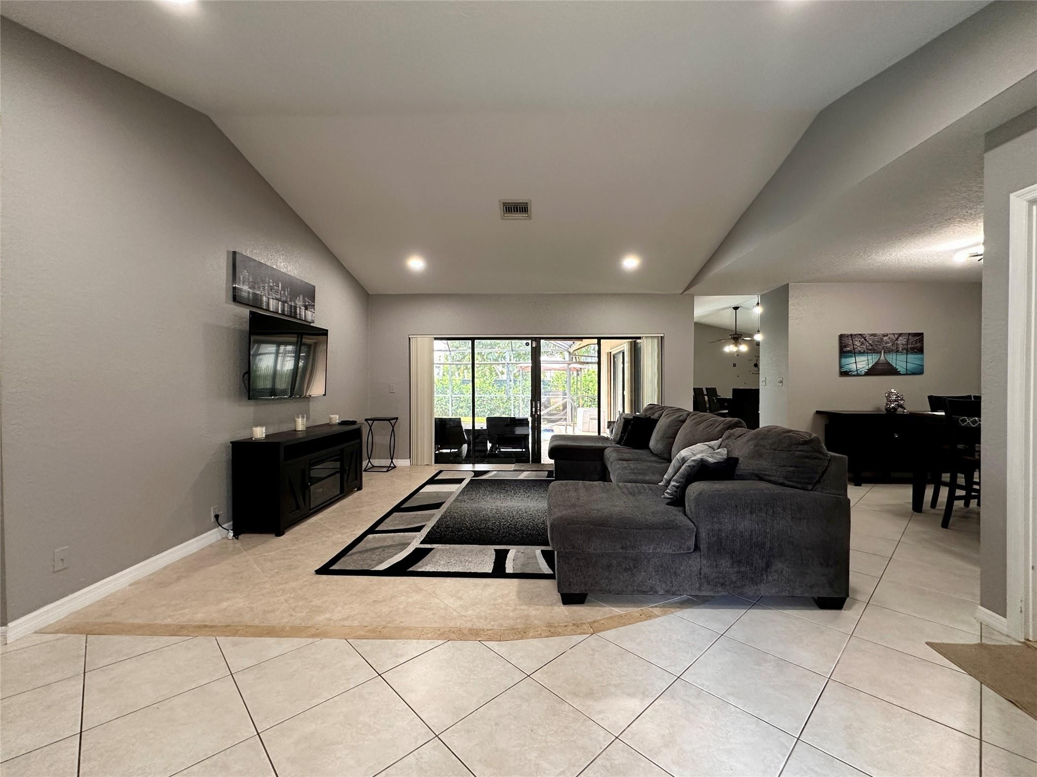 7106 NW 38th St