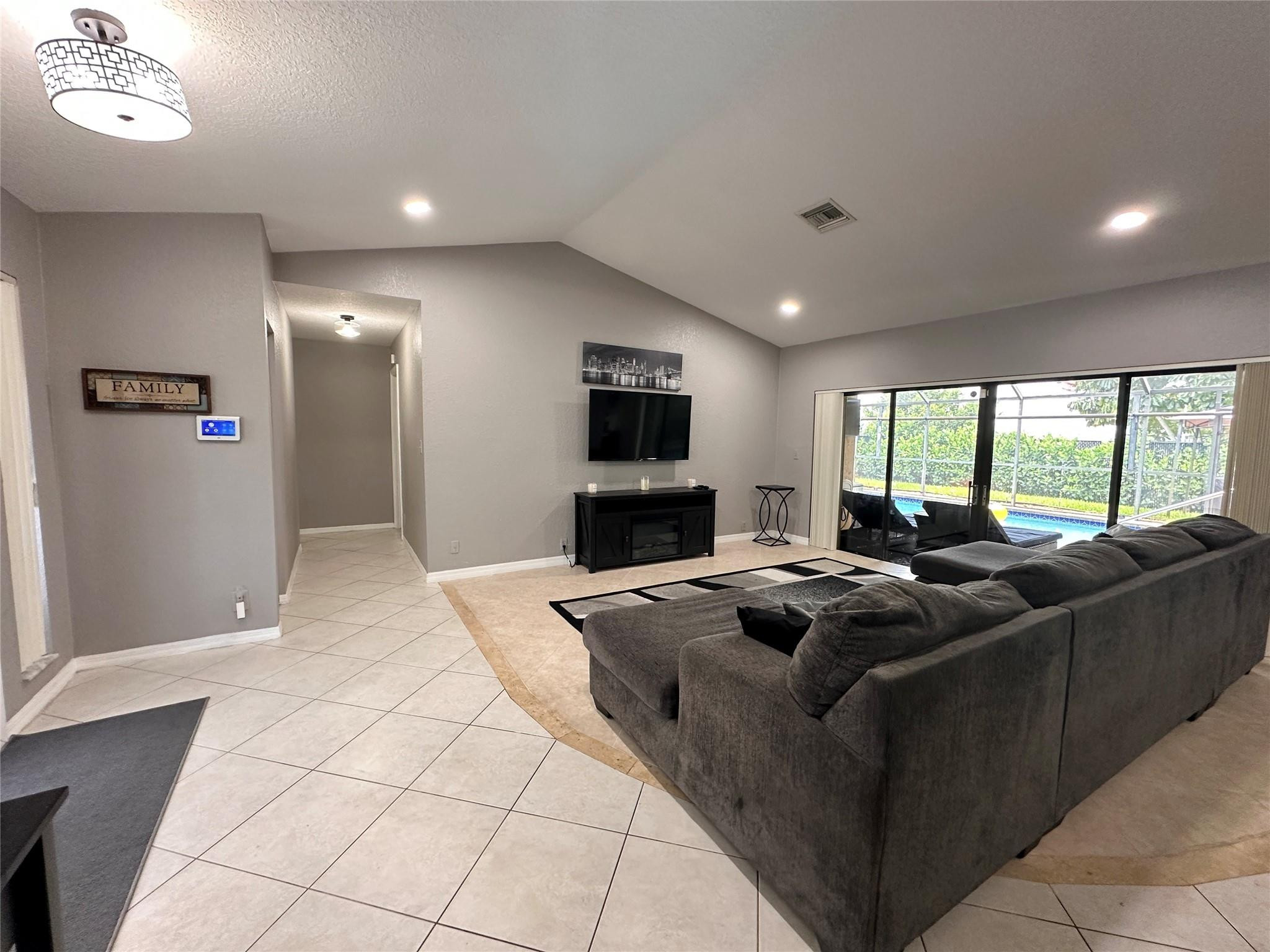 7106 NW 38th St