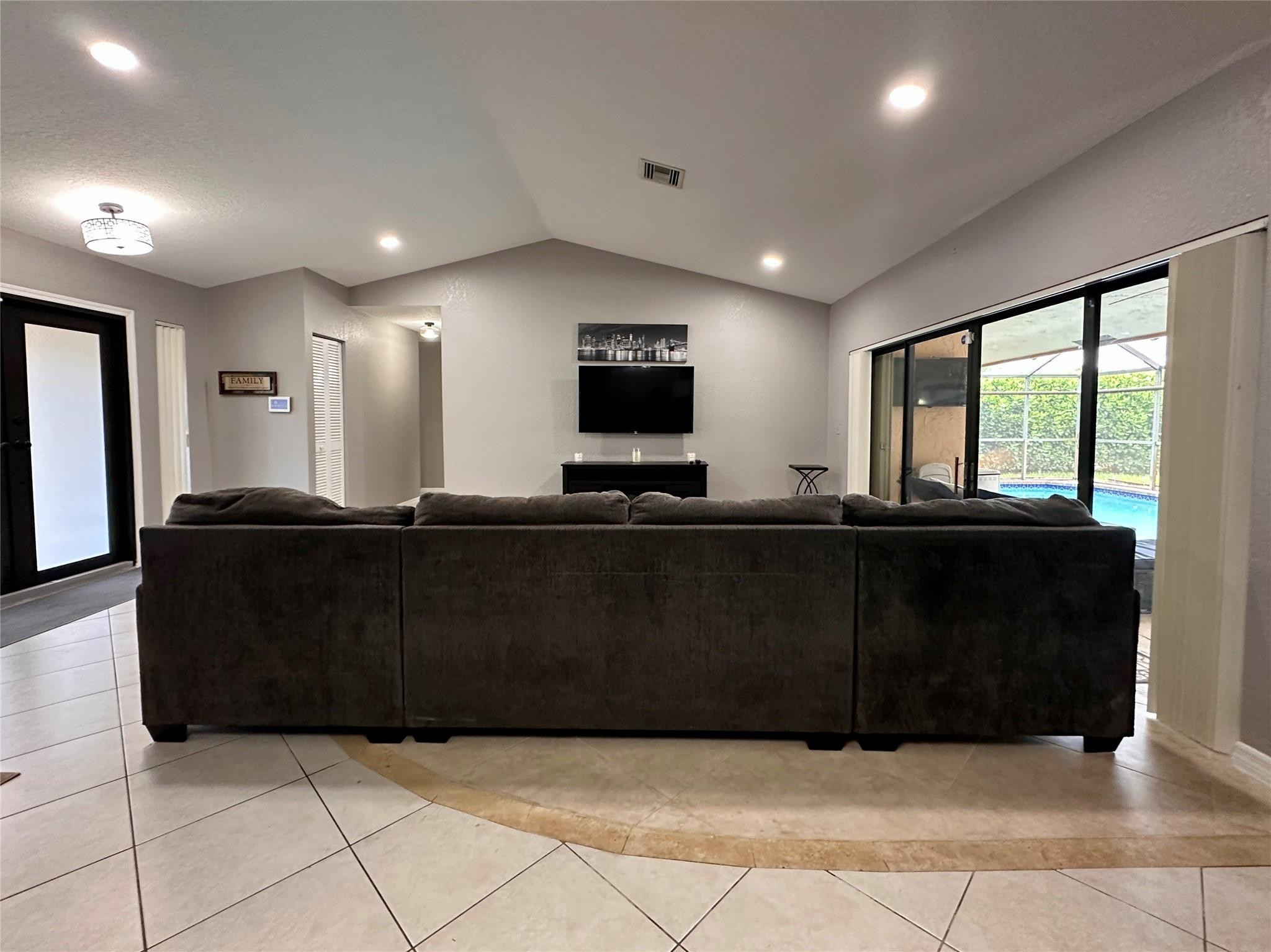7106 NW 38th St