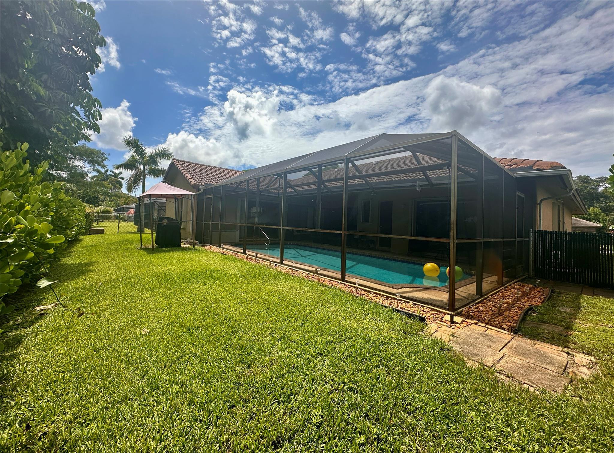 7106 NW 38th St