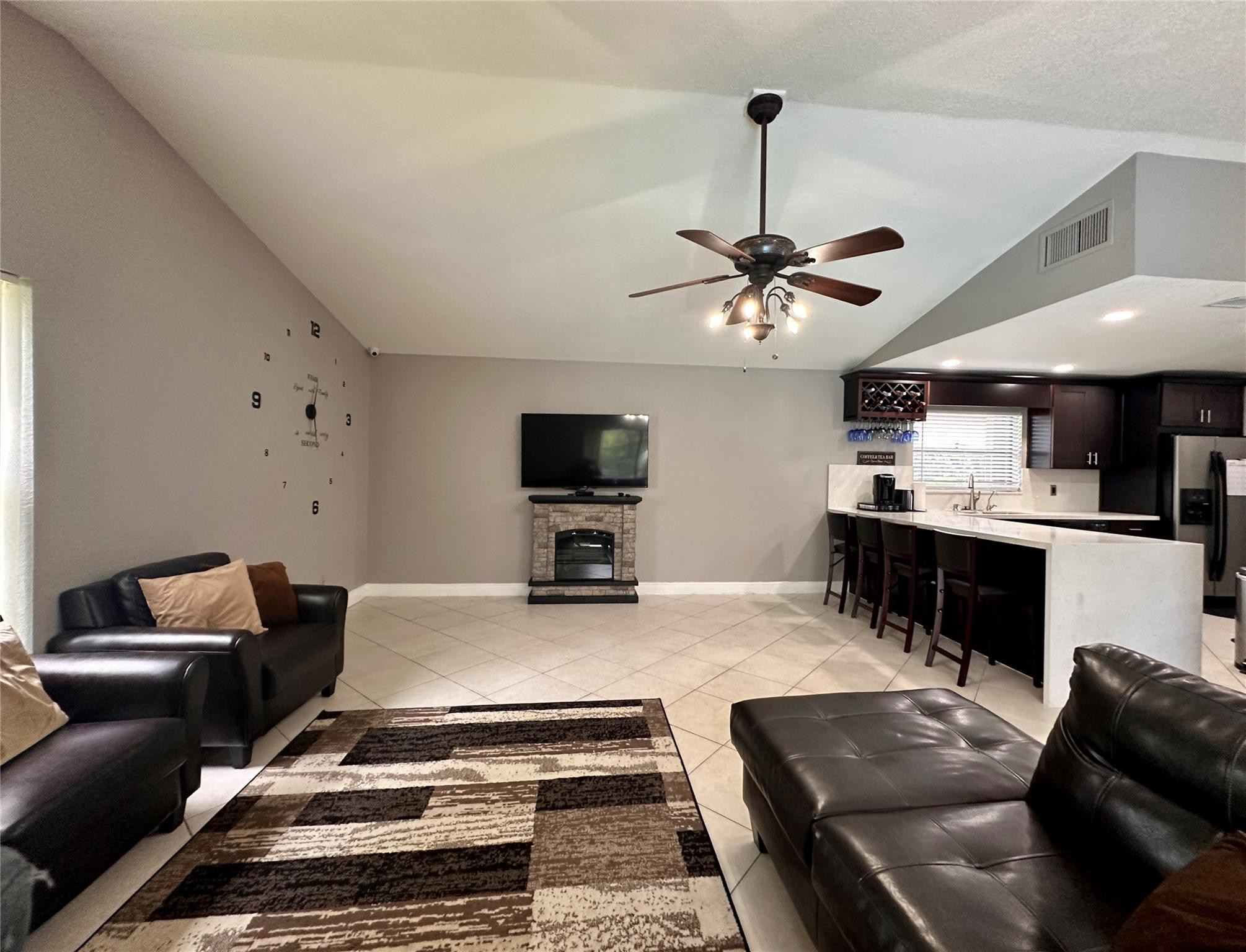 7106 NW 38th St