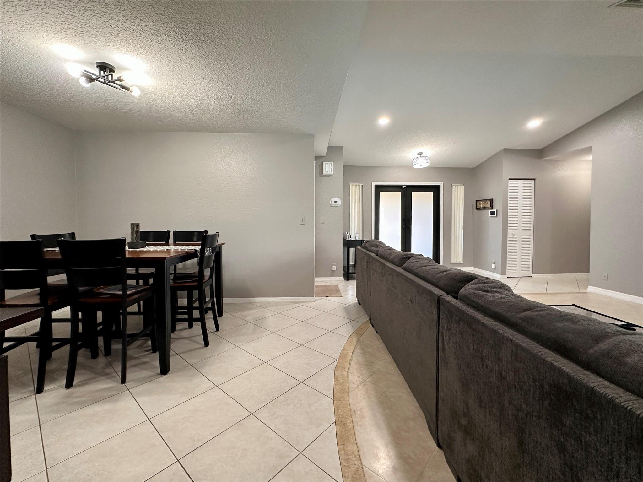 7106 NW 38th St