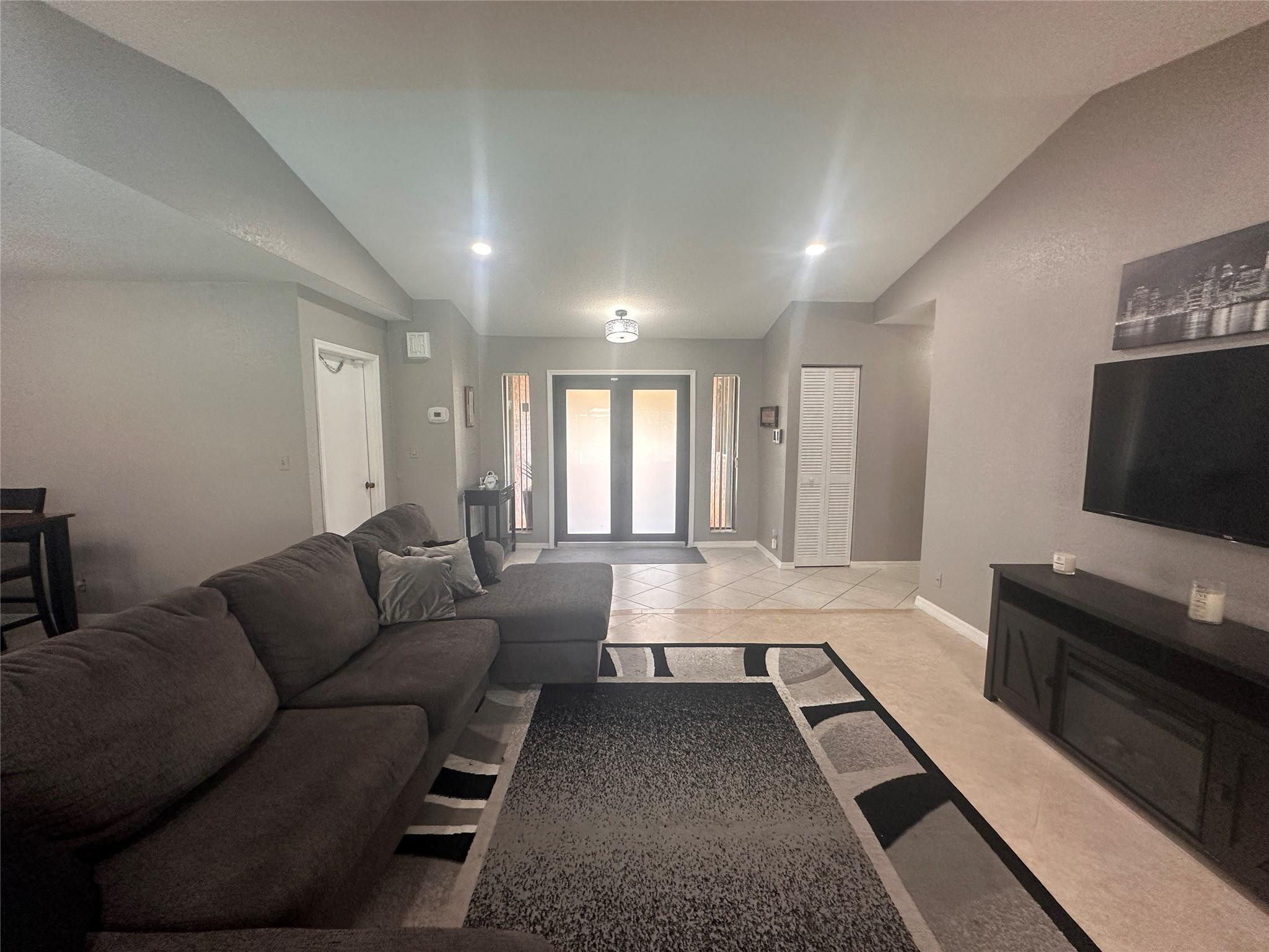 7106 NW 38th St