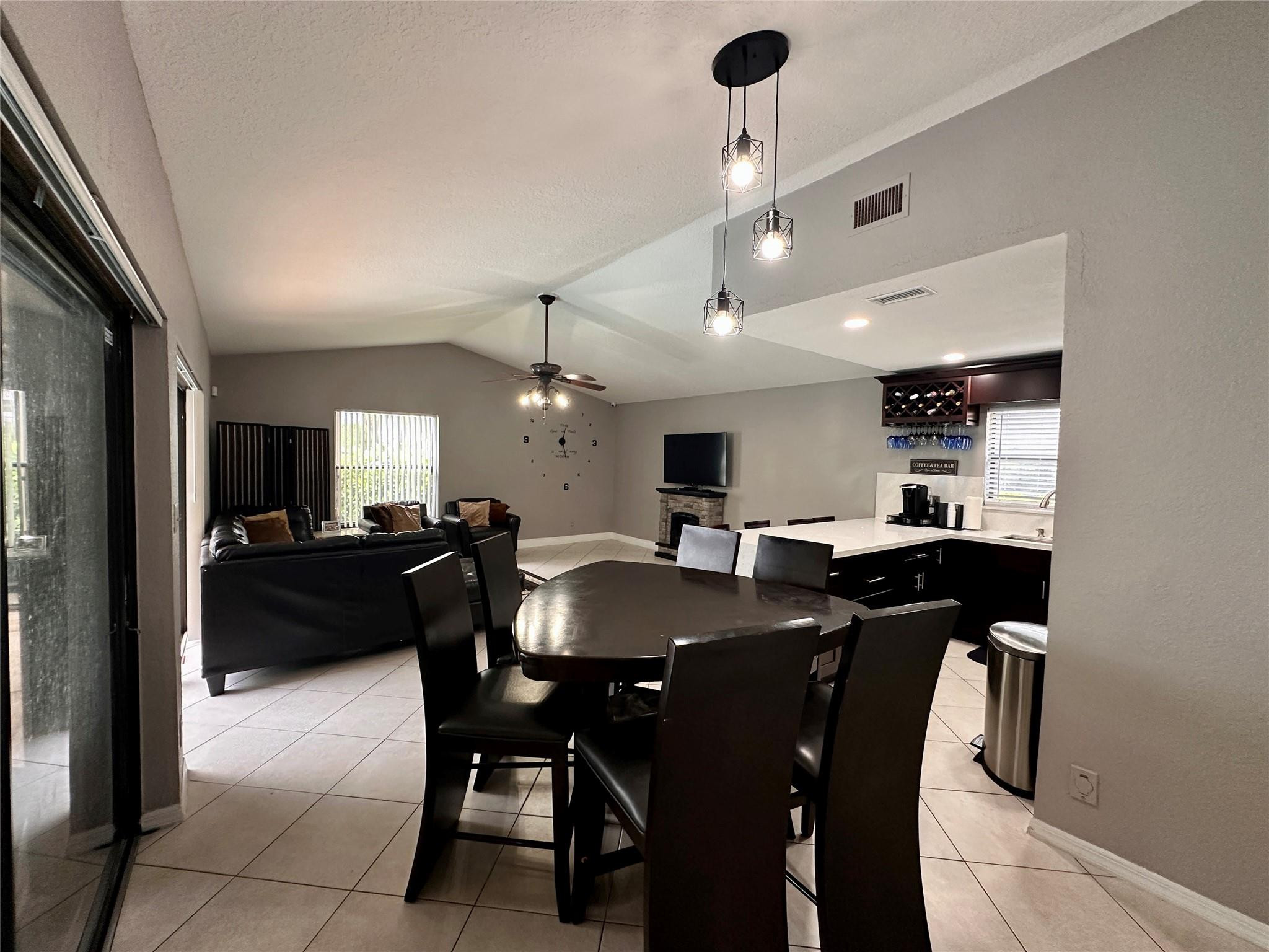 7106 NW 38th St