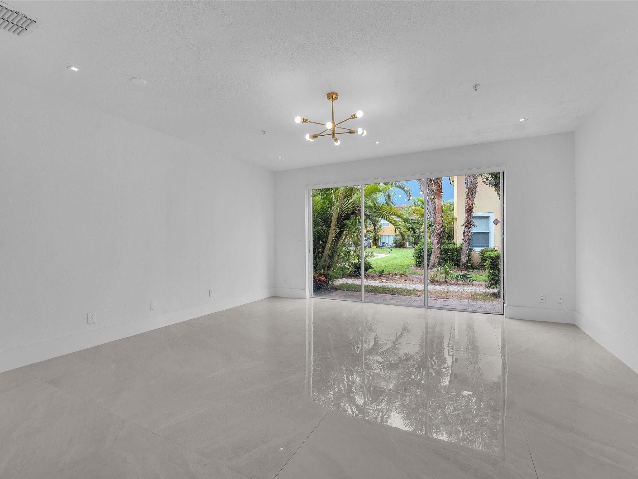 896 Pipers Cay Dr 143