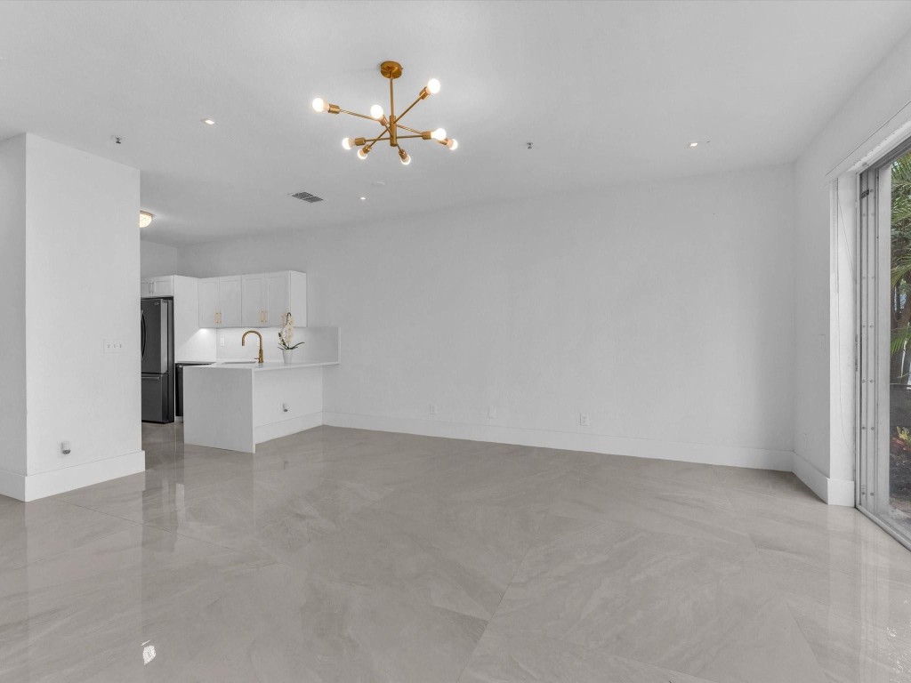 896 Pipers Cay Dr 143